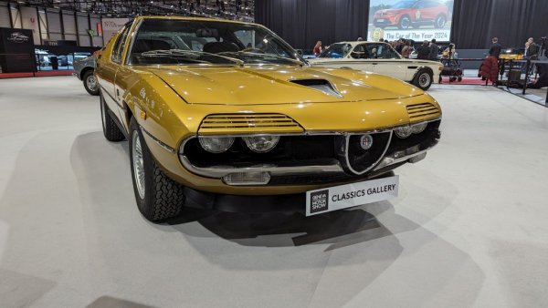 Още едно дело на гения Марчело Гандини - макар че за жалост производствената версия се отклонява доста от оригиналния концепт, създаден от него за световното изложение през 1967. Все пак това е красива и доста рядка кола - произведени са само 9925 екземпляра.